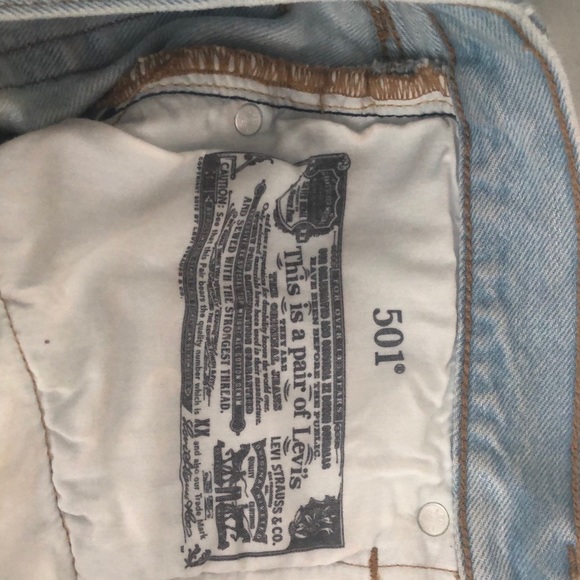 levi’s light wash jean shorts - Picture 3 of 4